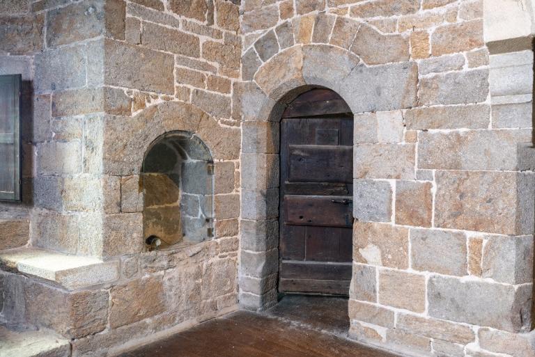 Vue intérieure de la tour Solidor : premier étage, pièce intermédiaire, placard mural (en arc plein cintre) et porte d'accès à la tour ouest