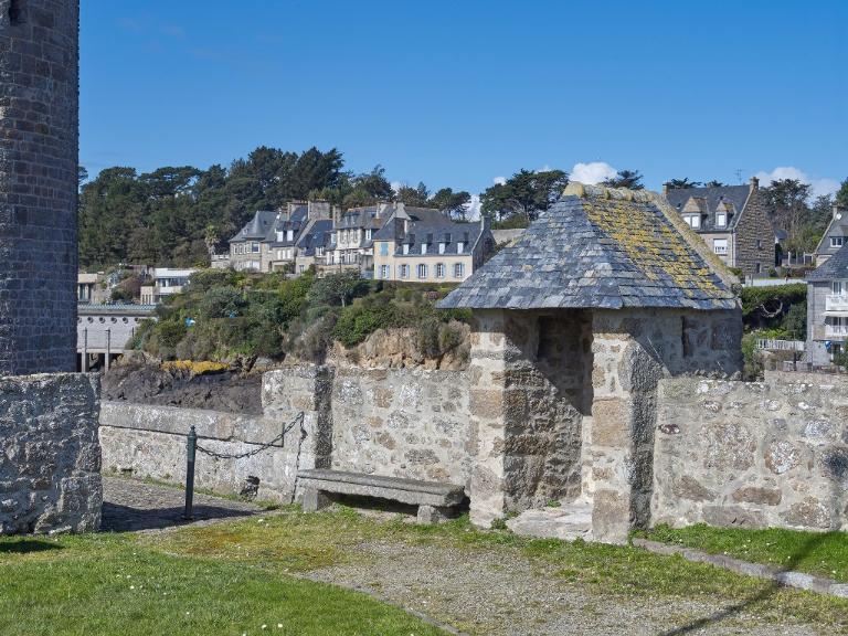 Vue de la guérite située en avant du pont d'accès à la tour