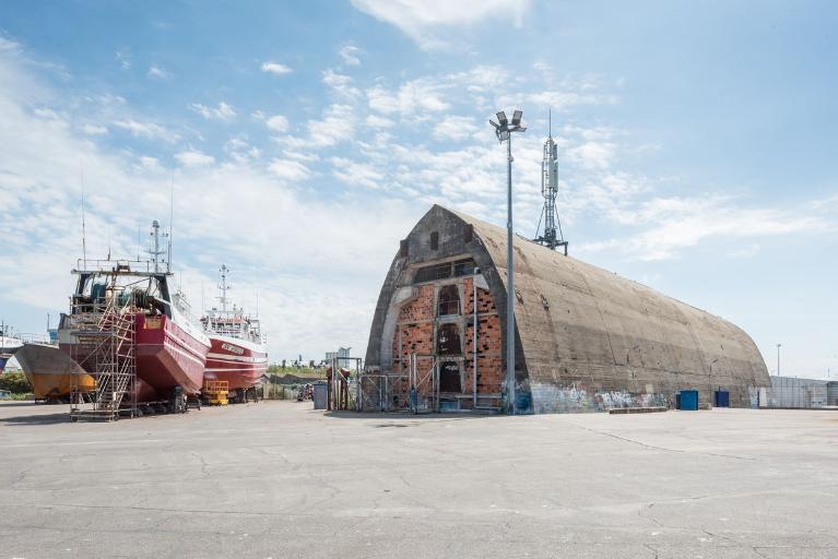 Dom-bunker Est dit "T5" puis entrepôt, aire de réparation navale, port de pêche de Keroman (Lorient)