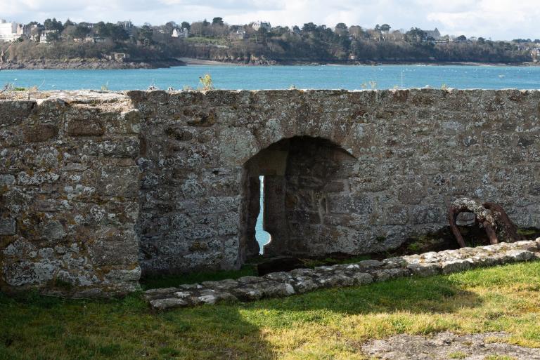 Vue de la basse-cour : arbalétrière-canonnière percée dans le parapet. Elle est orientée vers le sud-ouest