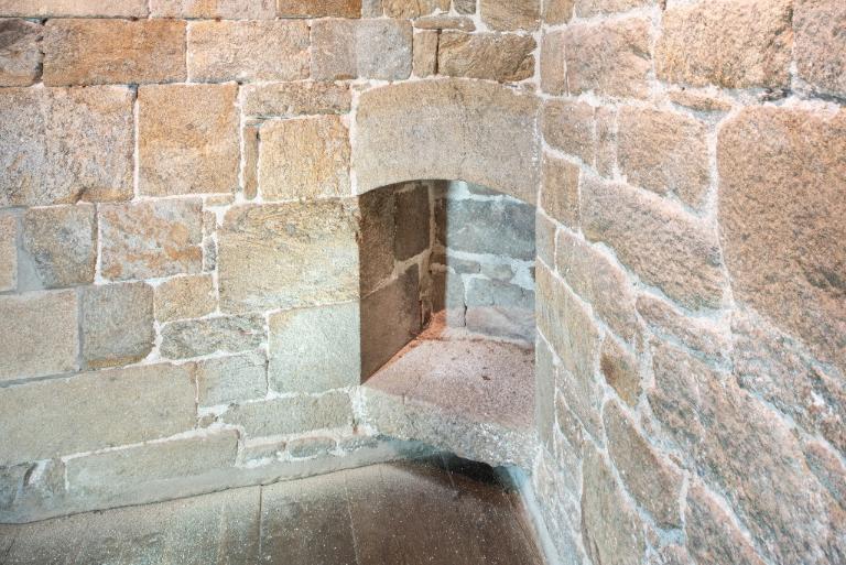 Vue intérieure de la tour Solidor : premier étage, tour est, cheminée (dépourvue de décor, son manteau est en arc segmentaire)