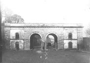 Porte du port de Commerce dite "Porte Nationale", avenue 19ème Régiment d'Infanterie (Brest)