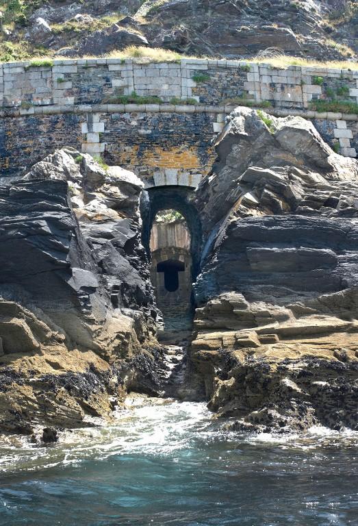 Vue depuis la mer : embrasure ouest de la batterie casematée aménagée sous la plate-forme (état en 2009)