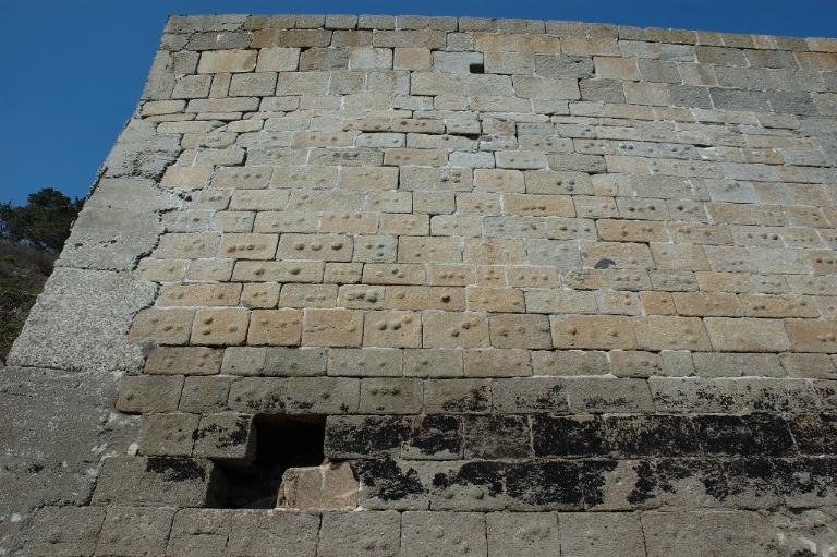Vue de la batterie basse du Mengant depuis l'extrémité ouest : détail du parement en pierre de taille de granite (état en 2005). Deux pierres de taille manquent, c'est le début d'une brèche