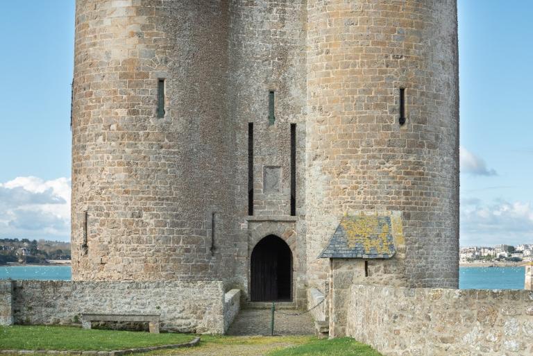 Vue de la tour Solidor depuis l'est-nord-est : rez-de-chaussée et premier étage percés d'arbalétrières-canonnières. Au centre, la porte d'entrée précédée d'un pont. A droite, guérite