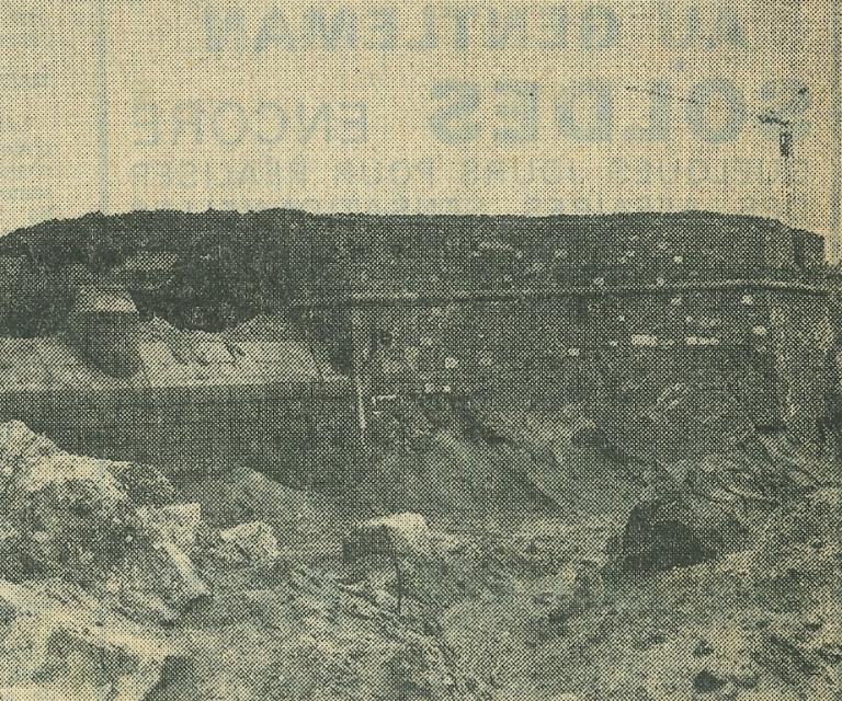 Vue générale depuis l'ouest-nord-ouest, vers 1975. A signaler : la dame tronquée : il manque trois assises de pierre de taille de granite
