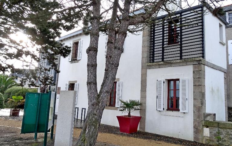 Maison du gardien de phare, puis office du tourisme, 9, rue Amiral Courbet (Roscoff)