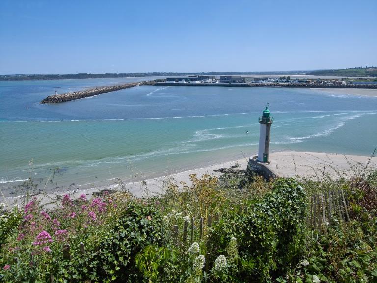 Le chenal d'entrée du port du Légué, entre phare et jetée de Cesson