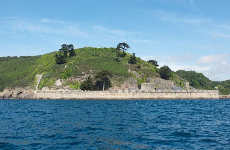 Vue générale depuis la mer (état en 2009). Deux branches tombantes ferment les flancs à l'est et à l'ouest