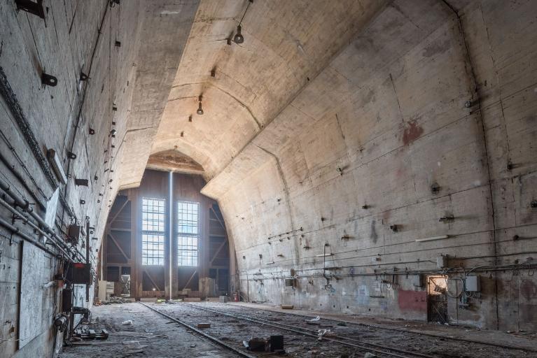 Dom-bunker Ouest dit "T6" avec encuvement pour canon antiaérien puis usine de construction navale, aire de réparation navale, port de pêche de Keroman (Lorient)