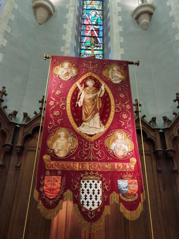 Bannière de procession paroissiale : Christ enseignant avec Sainte Famille, saint André, église Saint-André (Renac)