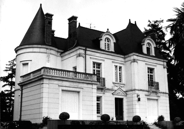 Maison de maître dite château du bourg neuf, rue Jean Discalcéat (Saint-Grégoire)