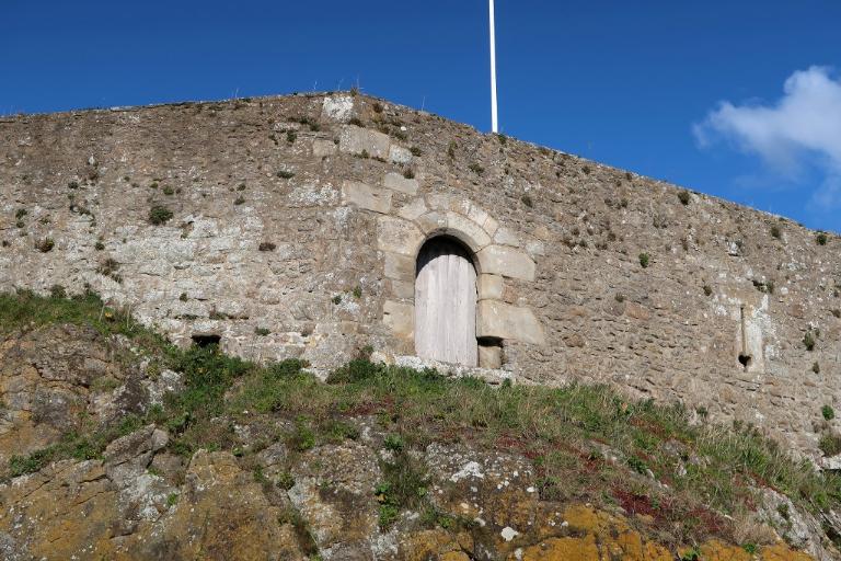 Vue de la basse-cour depuis le sud-ouest : poterne. A droite se trouve une arbalétrière-canonnière