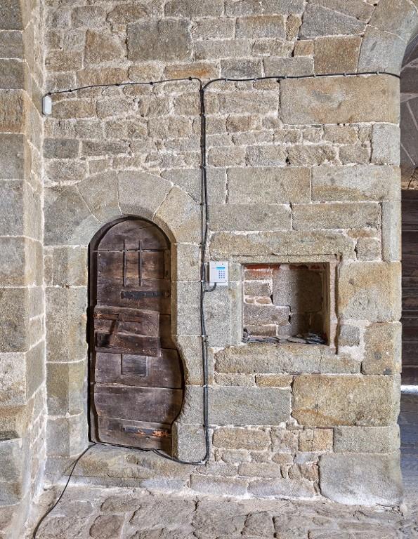 Vue intérieure de la tour Solidor : rez-de-chaussée, pièce intermédiaire, détail du mur est. Cette porte dessert la tour nord ; à droite, placard mural. Le passage de la porte a été élargi pour permettre le passage de tonneaux