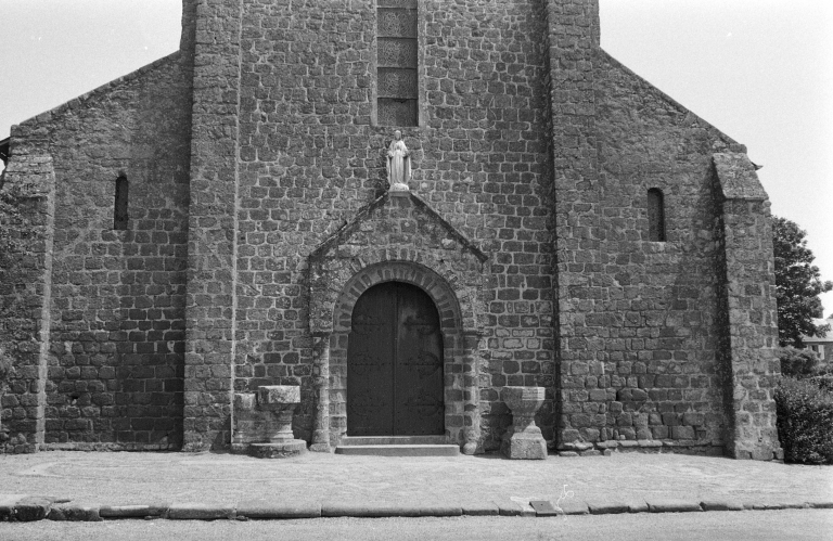 Prieuré de bénédictins, église paroissiale Notre-Dame, place de l'église (Hédé-Bazouges)