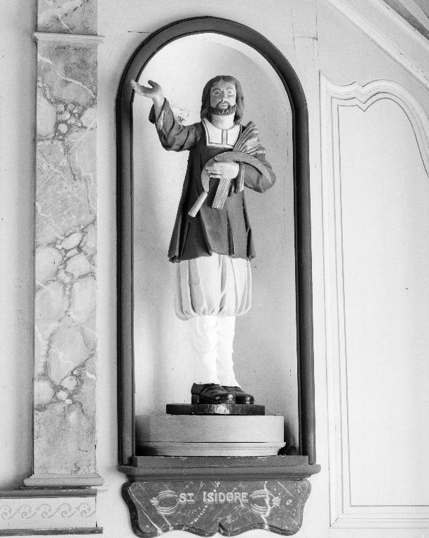Ensemble du maître-autel : autel, retable, 3 gradins d'autel, statue de saint Yves, statue de saint Isidore chapelle Saint-Yves (Cruguel)