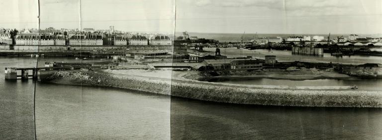 Extrait de la vue panoramique du terre-plein du Naye depuis les Bas Sablons, vers 1966-1967 (Archives municipales de Saint-Malo). Le nouveau polder est en cours de remplissage par du sable de mer. A l'extrême droite, le fort du Naye