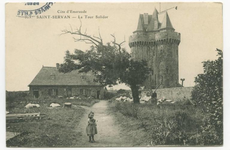 Vue de la tour Solidor depuis l'est-nord-est : caserne implantée dans la basse-cour, carte postale (EFP ?). La caserne est couverte en pavillon