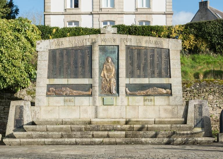 Monument aux morts, rue Jean Moulin (Pontivy)