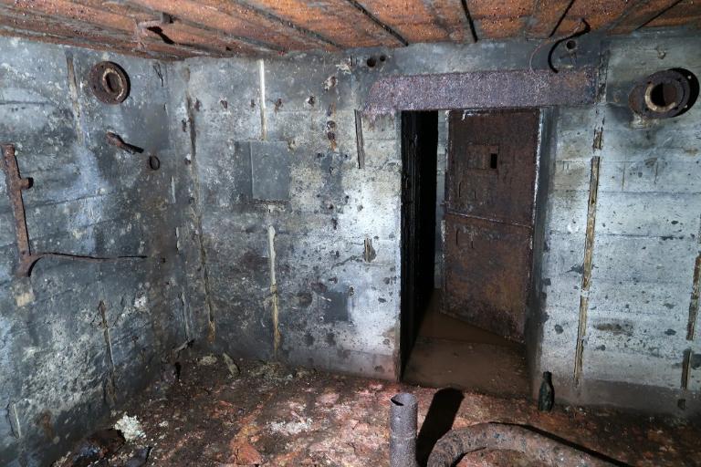 Bunker-abri de type 502 pour deux groupes de combat (B 25 / 7), sud, lotissement Alfred Nakache (Brest)