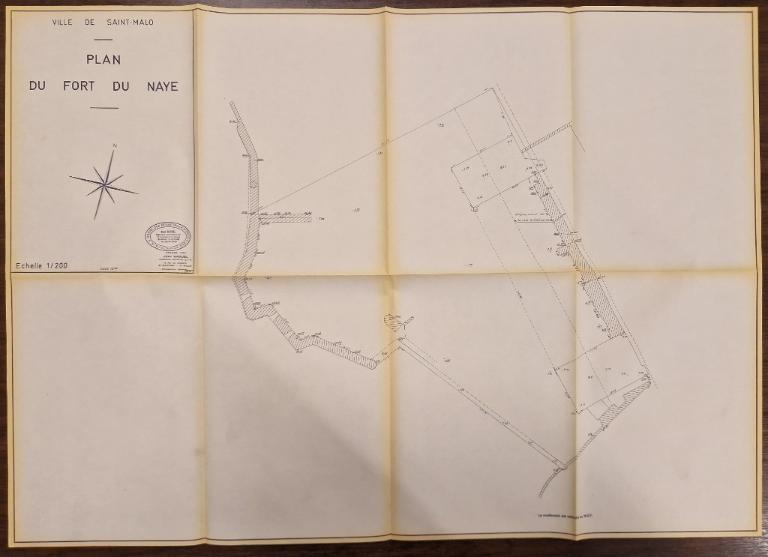 Plan du fort du Naye par Jean Baduel, ingénieur-géomètre à Saint-Servan - Saint-Malo, août 1974. Deux bunkers sont figurés dans l'emprise du fort