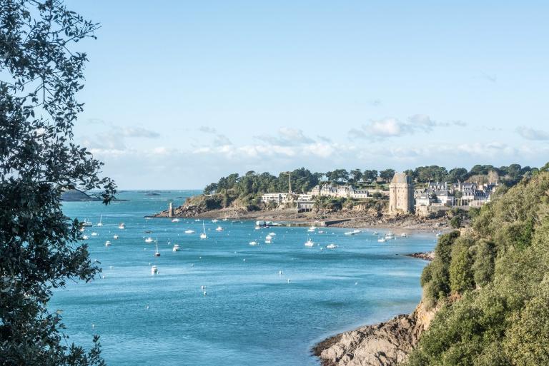 Vue de situation depuis le sud-est : la tour Solidor domine le mouillage. En arrière-plan : Saint-Servan et le fort de la Cité d'Aleth