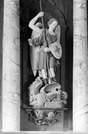 Groupe sculpté (d'applique, petite nature) : saint Michel terrassant le dragon, église Paroissiale Saint Pierre (Plouguernével)