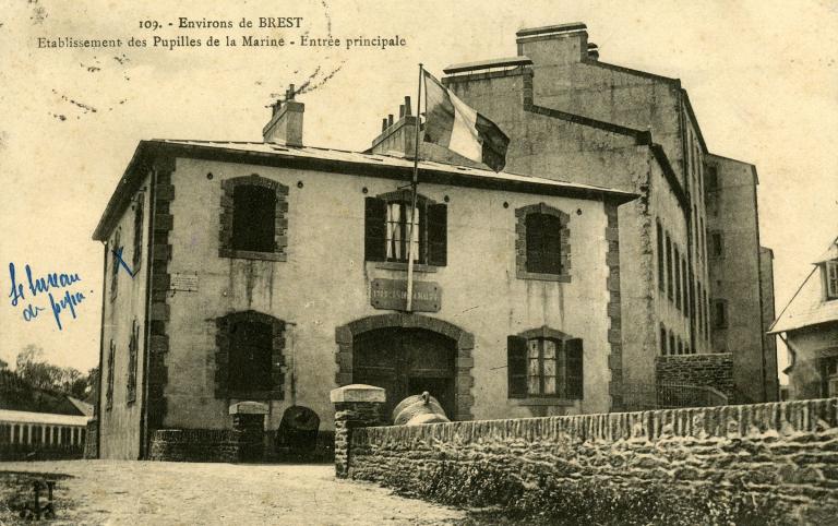 Forges puis usine, puis école des pupilles de la Marine, puis "Centre Marine", actuellement service de santé des armées et centre du service militaire volontaire de Brest, la Villeneuve (Guilers)