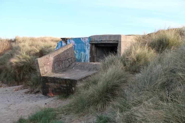 Bunker-casemate de type FA ou Fm pour un canon antichar de 5 cm ou 7,5 cm, pointe d’Enez-Vihan, Dunes de Keremma (Tréflez)