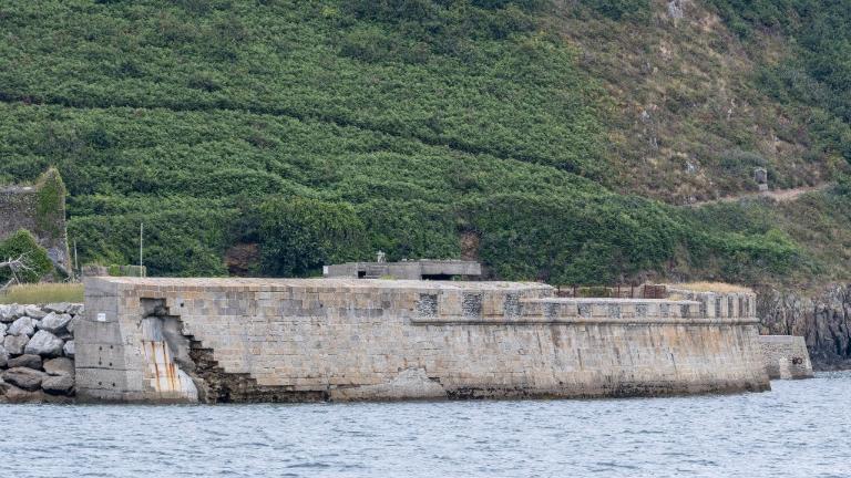 Vue de la batterie basse du fort du Mengant depuis la mer (état en 2025)