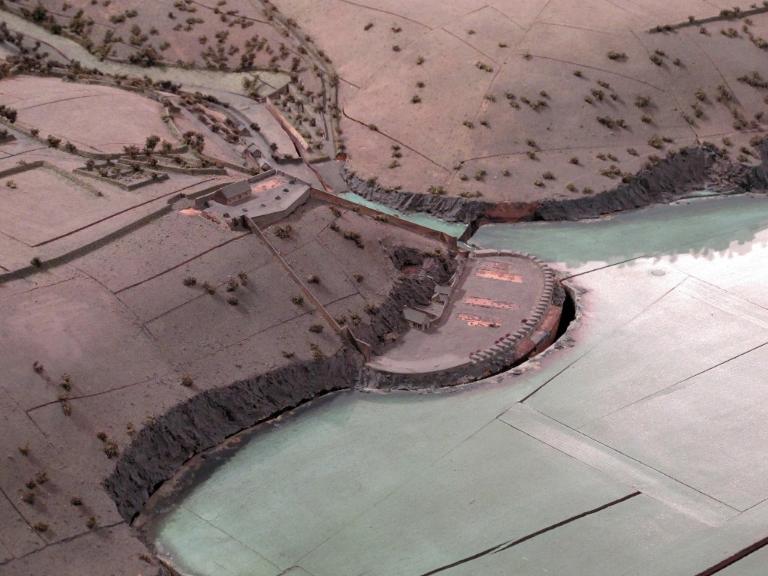 Vue du fort du Mengant depuis le sud-ouest sur le plan-relief de Brest (1807-1811). Les maquettes de certains bâtiments ont disparu tant sur la batterie haute (tour-réduit et caserne) que la batterie basse (casernes)