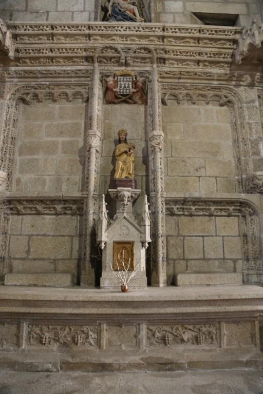 Statue (d'applique, demi-nature) : Vierge à l'Enfant dite Notre-Dame des Marais, église Saint-Sulpice (Fougères)