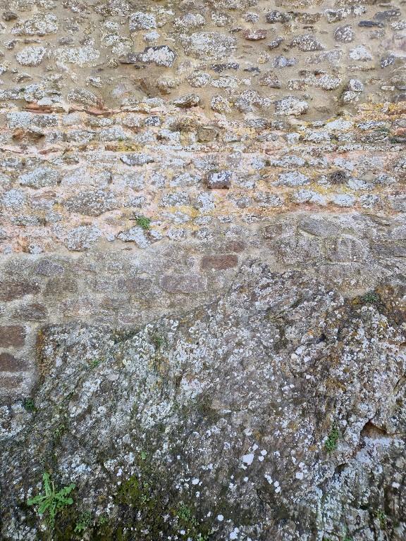 Vue de détail de l'élévation nord de la basse-cour : maçonnerie mêlant moellon et chainage en brique correspondant au niveau d'occupation gallo-romain