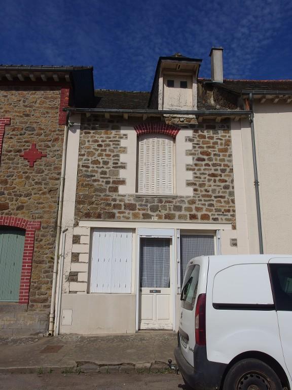 Maison à boutique, 1 bis place de l'église (Hédé fusionnée avec Bazouges-sous-Hédé pour former la commune de Hédé-Bazouges en 2009)