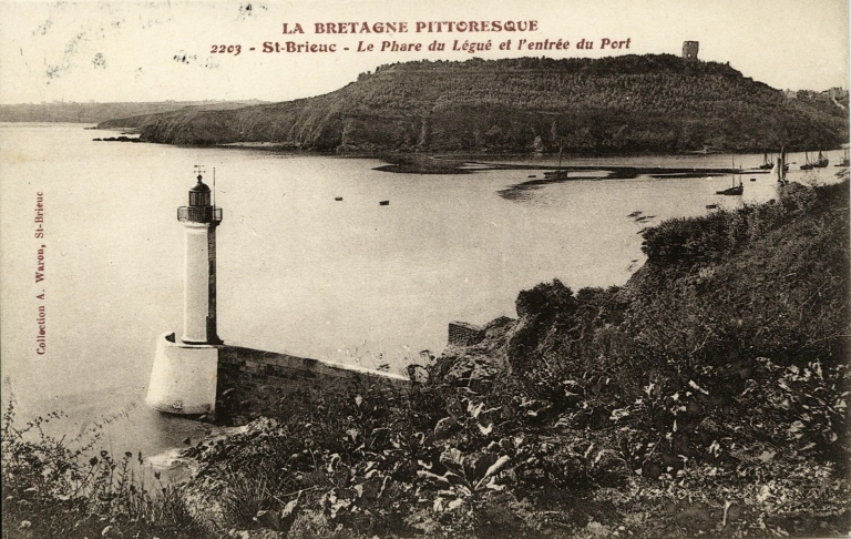 Phare et jetée de la Pointe-à-l'Aigle (Plérin-sur-Mer)