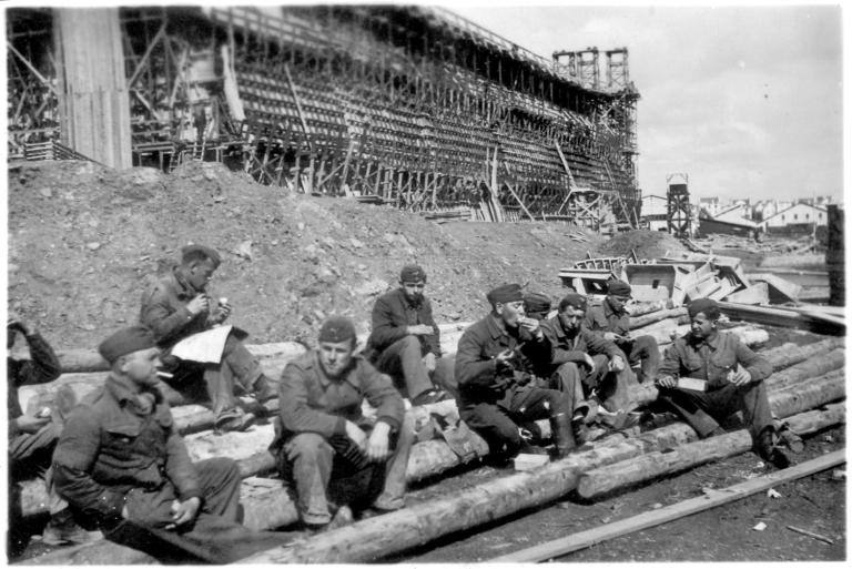 Dom-bunker Ouest dit "T6" avec encuvement pour canon antiaérien puis usine de construction navale, aire de réparation navale, port de pêche de Keroman (Lorient)