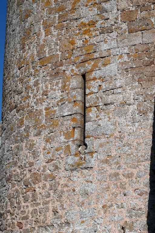 Vue de l'arbalétrière-canonnière ouest (dépourvue d'arc de décharge) du rez-de-chaussée de la tour ouest