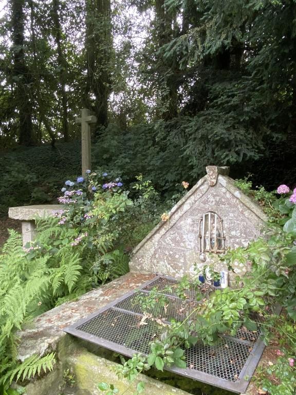 Fontaine de dévotion Notre-Dame des fleurs et croix monumentale (Lanouée fusionnée en Forges de Lanouée en 2019)
