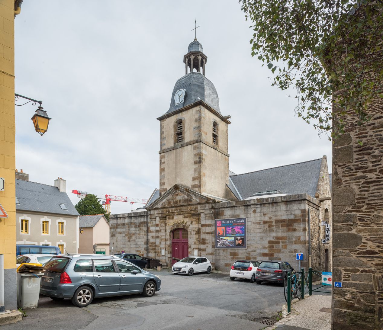 Eglise paroissiale Saint-Méen, devenue cinéma et musée, place Saint-Méen ; rue de la Vallée-Porcon (Cancale)