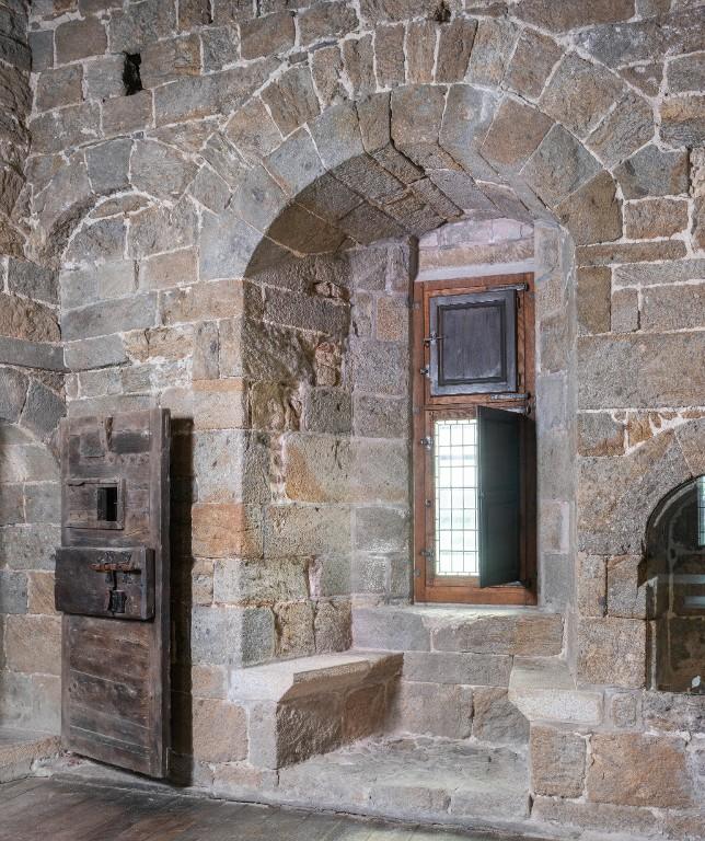 Vue intérieure de la tour Solidor : premier étage, pièce intermédiaire, arbalétrière-canonnière avec double coussiège orientée vers le sud