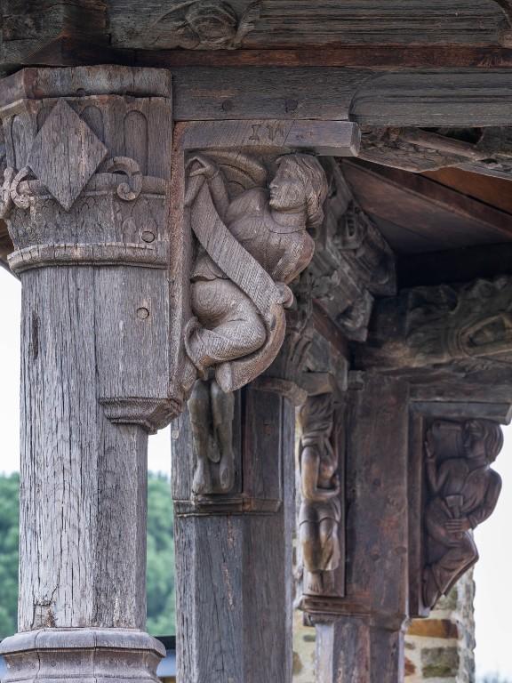 Porche en pan de bois, cimetière (Melesse)