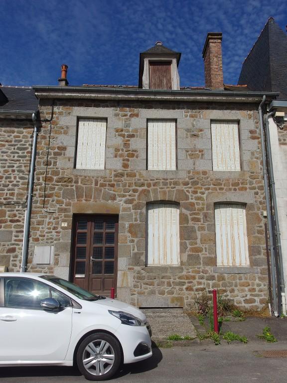 Maison, 7 place de l'église (Hédé fusionnée avec Bazouges-sous-Hédé pour former la commune de Hédé-Bazouges en 2009)