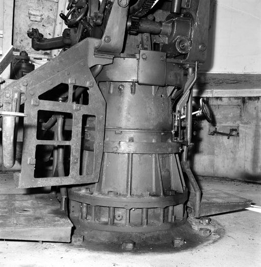 Vue de l'un des quatre canons antiaériens de 10,5 cm sous blindage : pivot (état en 1969)