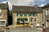 Maison à boutique, 24 place de la Mairie (Hédé fusionnée avec Bazouges-sous-Hédé pour former la commune de Hédé-Bazouges en 2009)
