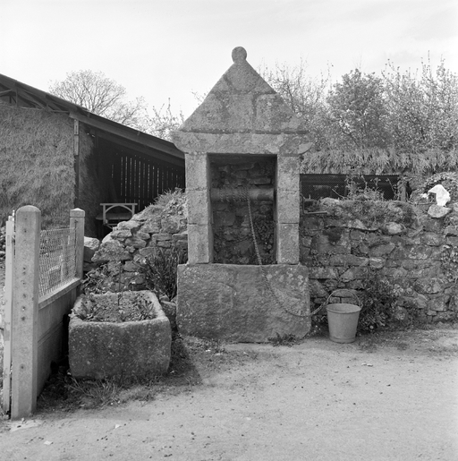Puits, rue Principale (Pédernec)