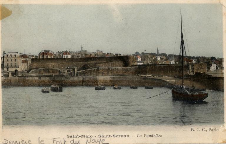 Vue générale depuis le nord, carte postale (B.J.C., Paris). De gauche à droite, on distingue le fort du Naye (mur crénelé et pont levis) et l'avant-port avec digue et cale. En arrière-plan, la ville de Saint-Servan