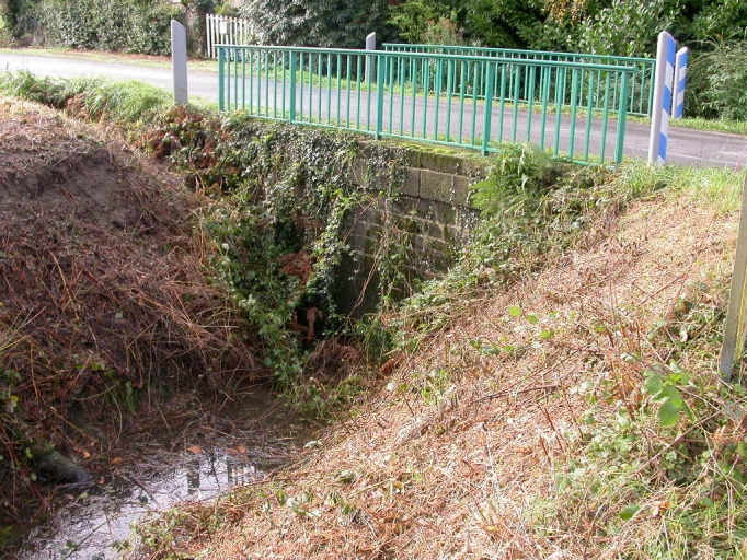 Pont sur la rigole du canal d'Ille et Rance, Bazouges-sous-Hédé, la Guénaudière (Hédé)