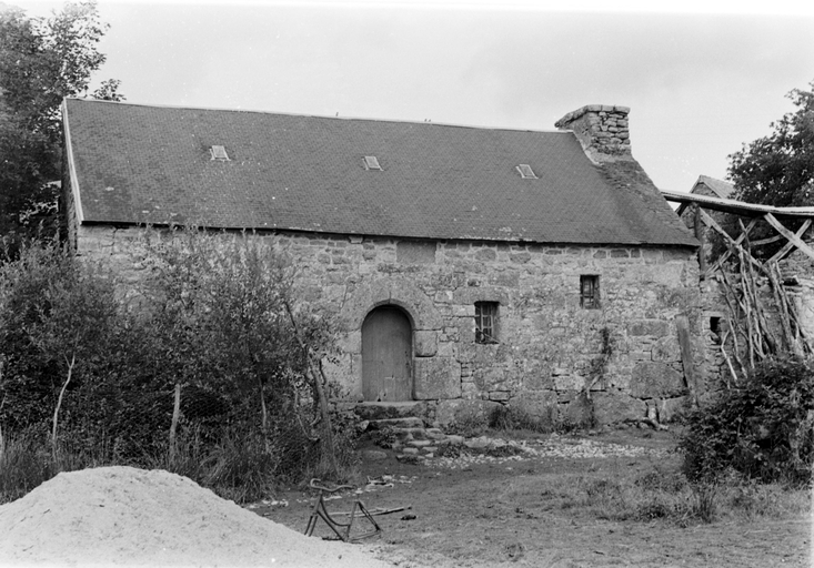 Maison, Kernavalen (Maël-Pestivien)